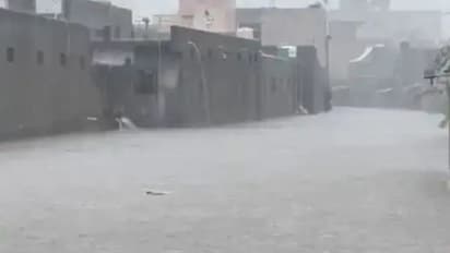 cyclone gulab: తెలంగాణలో కుండపోత, స్థంభించిన జనజీవనం, రాకపోకలు బంద్