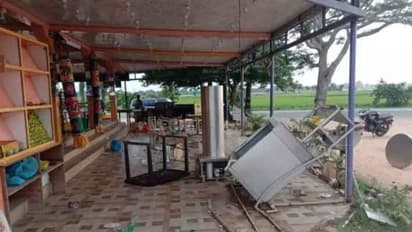 டீ கடையில் சிகரெட் கொடுக்க தாமதம்.. கடையை அடித்து நொறுக்கிய திமுகவினர்.. புரட்டி எடுத்த பொதுமக்கள்..!