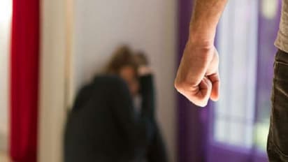 దారుణం: నన్నే ‘‘అంకుల్’’ అంటావా.. 18 ఏళ్ల బాలికను చావబాదాడు