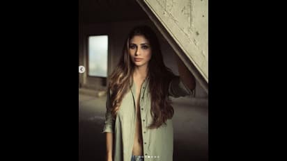 'ব্রা' ছাড়াই অন ক্যামেরায় আগুন জ্বালালেন মৌনি, বক্ষযুগল থেকে নাভির খাঁজে চোখ আটকে ভক্তদের