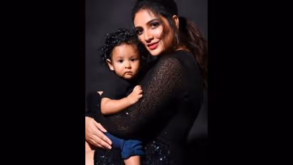 মলদ্বীপের উড়ান ধরতে এয়ারপোর্টে ছোটাছুটি করছে ইউভান, ছেলের পিছু পিছু ঘুরতেই ব্যস্ত শুভশ্রী