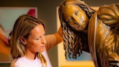 'മൂണിംഗ് മൊണാലിസ', നിതംബം കാണിച്ച് മൊണാലിസ, ശില്പം പ്രദര്ശനത്തിന്