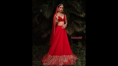 Priya Warrier hot : சேலையில் சிலிர்ப்பூட்டும் கண்ணசைவு நாயகி பிரியா பிரகாஷ்... ஆனால் அந்த பிளவுஸ்?..