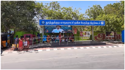 இந்த தகர ஷீட்டுக்கும் ஸ்டீல் ராடுக்கும் ரூ1.54 கோடி செலவா..?  கனிமொழியால் ஷாக்காகி போன காயத்ரி