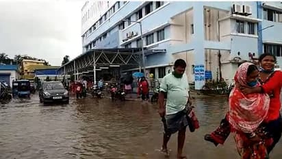 নাগাড়ে বৃষ্টির জেরে জলমগ্ন একাধিক এলাকা, হলুদ সতর্কতা জারি কলকাতায়