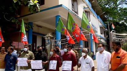 'കത്തിന് പിന്നില്‍ സിപിഎം'; പന്തളം നഗരസഭയില്‍ സെക്രട്ടറിക്കെിരെ സമരം കടുപ്പിച്ച് ബിജെപി