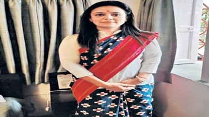 కేటీఆర్ గిప్ట్... పోచంపల్లి చీరలో మెరిసిపోతున్న బెంగాల్ ఎంపీ