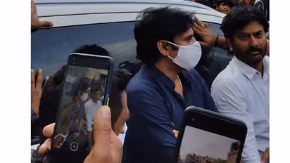 న్యాయం జరిగే వరకు అండగా ఉంటాం: సైదాబాద్ బాలిక ఫ్యామిలీకి పవన్ పరామర్శ