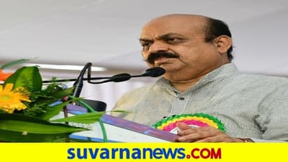 ಕುರ್ಚಿಯಲ್ಲಿ ಕೂರಲು ನಿರಾಕರಿಸಿ ನಿಂತೇ ಸನ್ಮಾನ ಸ್ವೀಕರಿಸಿದ ಸಿಎಂ