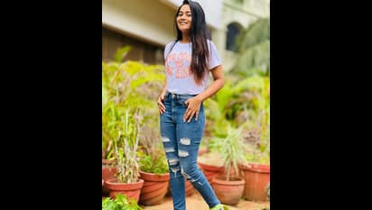 டைட் டீ -ஷர்ட்டில் பளீச் இடுப்பை காட்டும் 'பாண்டியன் ஸ்டோர்' முல்லை! பார்த்தாலே கிறங்கி போகும் ரசிகர்கள்!