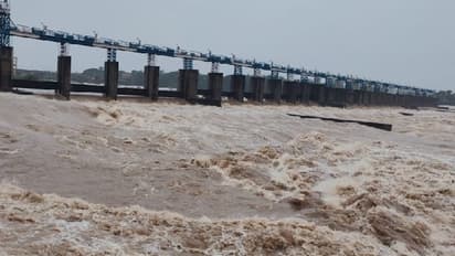 পশ্চিম মেদিনীপুরে প্রবল বর্ষণে ভাসল বিস্তীর্ণ এলাকা, ভাঙল ৮হাজার বাড়ি, মৃত ৭, দেখুন ছবি