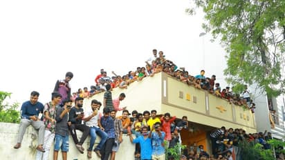 మీకు నేనున్నా, సైదాబాద్ అత్యాచార బాధిత కుటుంబాన్ని పరామర్శించిన పవన్ (ఫోటోలు)