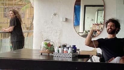 'ഓഹ്... ഋത്വിക് റോഷന്റെ വീടും ഇങ്ങനെയാണോ?'; ചര്ച്ചയായി താരത്തിന്റെ സെല്ഫി