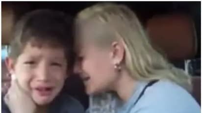 തമ്പ്നെയിലിനുവേണ്ടി മകനോട് കരഞ്ഞ് അഭിനയിക്കാൻ അമ്മ; വൈറലായി വീഡിയോ; വിമർശനം