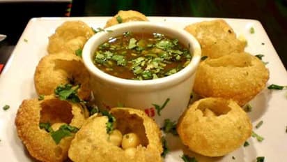 হজমের সমস্যা থেকে জ্বর, রোগ নিরাময়ে ফুচকার জুরি মেলা ভার