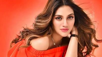 হাতে পদ্ম, পায়ে আলতা, খোলা চুলে লাল পাড় সাদা শাড়িতে নুসরতকে দেখেই রেগে আগুন ভক্তরা