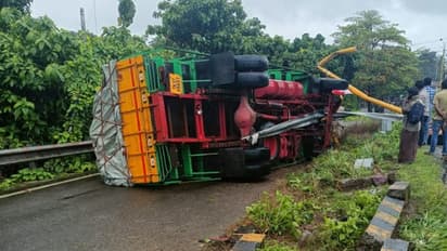 హైదరాబాద్ శివారులో యాక్సిడెంట్... కారును ఢీకొని లారీ డ్రైవర్ మృతి