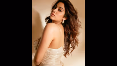 প্রাক্তনের গলা জড়িয়ে ঘনিষ্ঠ চুম্বন, আদুরে উষ্ণ চুমুতে দিশেহারা হয়ে এ কী করছেন শ্রী-কন্যা