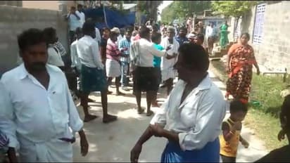 గుంటూరు జిల్లాలో ఉద్రిక్తత... కత్తులు, కర్రలతో వైసిపి, టిడిపి శ్రేణుల వీరంగం (వీడియో)