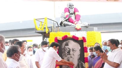 சும்மா கெத்தா.. கம்பீரமா, பெரியாருக்கு மரியாதை செலுத்திய முதல்வர் ஸ்டாலின்.. வைரலாகும் ஒற்றை புகைப்படம்.