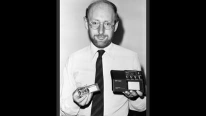 প্রযুক্তিকে ঘরে ঘরে পৌঁছে দেওয়া এবং সস্তা করাতে তিনি ছিলেন জাদুকর, চলে গেলেন হোম কমপিউটারের জনক