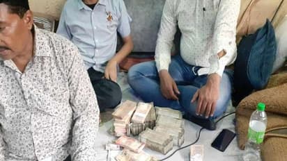 தமிழ்நாட்டில் அரசு அலுவலகங்களில் அதிரடி ரெய்டு.. ரூ.26.99 லட்சம் ரொக்கப்பணம் பறிமுதல்…!