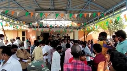 మంగళగిరి పోలీస్ స్టేషన్లో జోగి రమేష్... టిడిపి శ్రేణులు భారీగా పోగవడంతో ఉద్రిక్తత, గేటుకు తాళం