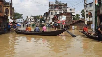 টানা বৃষ্টিতে জলমগ্ন ঘাটাল, সড়কপথে যাতায়াতের একমাত্র ভরসা নৌকা