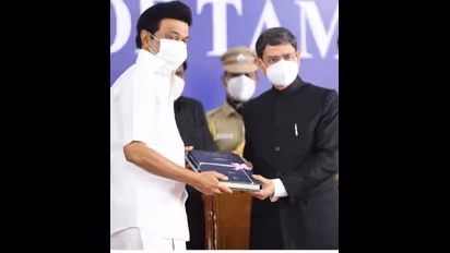 கெத்தா முதல்வர் ஸ்டாலின் ஆளுநருக்கு கொடுத்த 2 பரிசு.. அது எது சம்பந்தமானது தெரியுமா..??