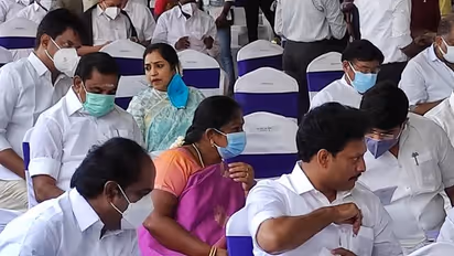 திமுக அமைச்சர்களுக்கு நடுவில் தனியாளாய் எடப்பாடி பழனிச்சாமி.. ரத்தத்தின் ரத்தங்களை சோகத்தில் ஆழ்த்தும் போட்டோ.