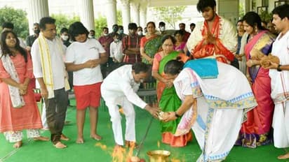 ప్రగతిభవన్లో గణపతి హోమం.. పాల్గొన్న సీఎం కేసీఆర్, కేటీఆర్ దంపతులు