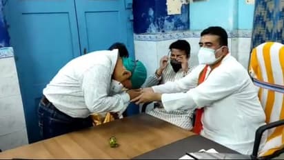 হাসপাতালে প্রবেশের পরই পা ছুঁয়ে প্রণাম স্বাস্থ্যকর্মীর, শুভেন্দুর বসার জন্য নিজের চেয়ার ছাড়লেন ডেপুটি সুপার