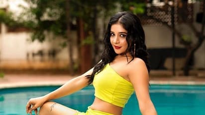 படு மோசமான கிளாமர் உடையில்... நீச்சல் குளத்தையே சூடேற்றும் சாக்ஷி அகர்வால்!! ஹாட் போட்டோ ஷூட்..