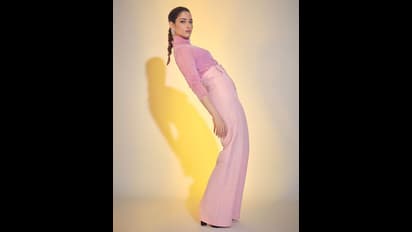 கொசுவலை போன்ற மேலாடை... கண்ணே கூசும் அளவிற்கு கவர்ச்சியை கொட்டி... வளைந்து நெளிந்து போஸ் கொடுத்த தமன்னா!!