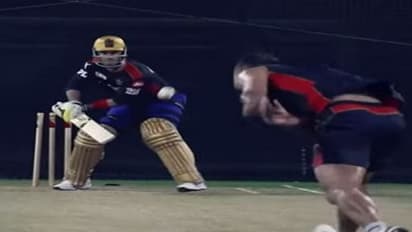 #IPL2021 ரிவர்ஸ் ஃப்ளிக் அடிக்க முயன்று ஸ்டம்ப்பை பறிகொடுத்த மேக்ஸ்வெல்..! வீடியோ