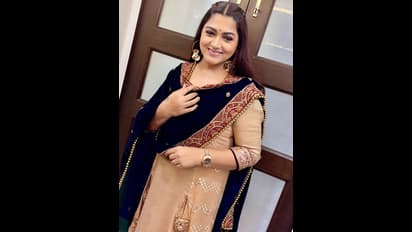 ஹீரோயின் வயதில் மகள்கள் இருந்தாலும்... என்றும் இளமையோடு ஜொலிக்கும் 5 தமிழ் சினிமா நடிகைகள்!!