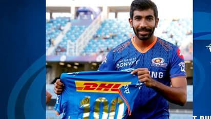IPL के स्पेशल क्लब में हुई जसप्रीत बुमराह की एंट्री, मुंबई इंडियंस की टीम ने दिया खास गिफ्ट