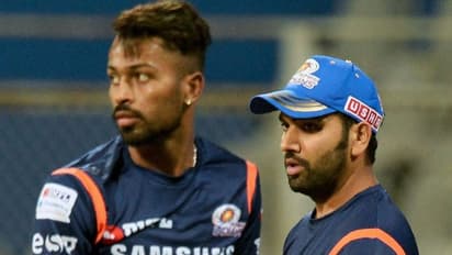 ഗ്രൂപ്പ് ഫോട്ടോയില് പോലും അകലെ... അകലെ... രോഹിത്തും ഹാർദ്ദിക്കും, പ്രതികരിച്ച് ആരാധകർ