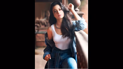 হটলুকে নেট দুনিয়ায় কোয়েল ঝড়, সেক্সিমাম্মার বোল্ড লুকে কুপোকাত ভক্তমহল