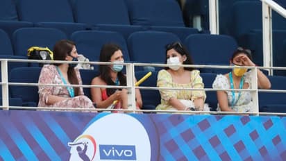 मैच के दौरान इस लुक में नजर आईं धोनी और रैना की वाइफ, जानें चाहर ने क्यों बजाई सीटी