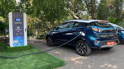 Electric vehicle ही मांग रहा ग्राहक, कंपनियां पूरी ही नहीं कर पा रही डिमांड