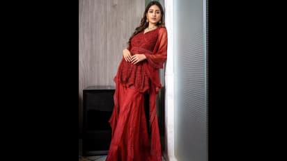 செர்ரி பழம் போல் சிவந்திருக்கும் சிவப்பு நிற உடையில்... அழகால் இளம் நெஞ்சங்களை அள்ளும் நிவேதா பெத்துராஜ்!!