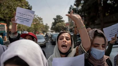 നിറതോക്കുകള്‍ക്കു മുന്നില്‍ അടിപതറാതെ,  കാബൂളില്‍ സ്ത്രീകളുടെ രോഷപ്രകടനം