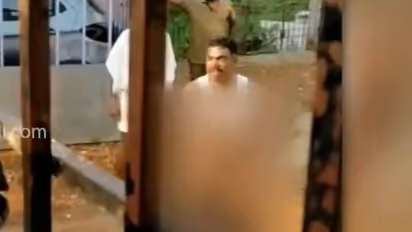 அடச்சீ.. பெண்கள் முன்னிலையில் நிர்வாணமாக நின்று போலீஸ்காரர் அட்டூழியம்.. சமூக வலைதளத்தில் வைரலாகும் வீடியோ..