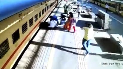 ಅಯ್ಯೋ ವಿಧಿಯೇ... ಚಲಿಸುವ ರೈಲು ಹತ್ತಲು ಹೋಗಿ ಕೆಳಗೆ ಬಿದ್ದು ಅಪ್ಪ, 5 ವರ್ಷದ ಮಗಳು ಸಾವು