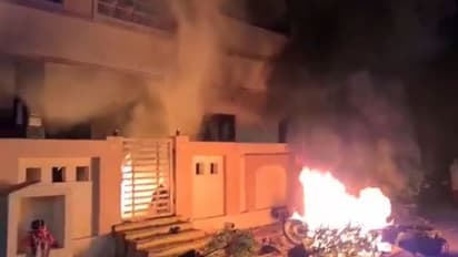 గుంటూరు: వినాయక నిమజ్జనంలో రాజకీయం... రాళ్లు, కర్రలతో కొట్టుకున్న వైసిపి, టిడిపి శ్రేణులు (వీడియో)