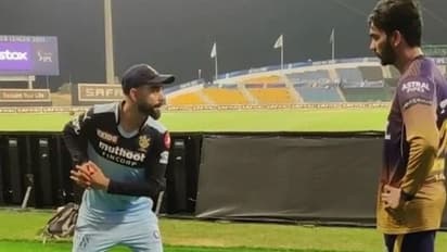 ഐപിഎല് 2021: തോല്വിക്കിടയിലും കൊല്ക്കത്തയുടെ ഹീറോ വെങ്കടേഷിന് കോലിയുടെ ടിപ്സ്; വൈറല് വീഡിയോ