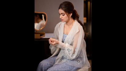 ஸ்லிம் ஃபிட் லுக்கில்... மாடர்ன் ட்ரெஸ்ஸில் நகை போட்டு அசத்தும் கீர்த்தி சுரேஷ்!! கிக் ஏற்றும் ஹாட் போட்டோஸ்!!