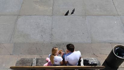 पार्टनर के साथ पहली डेट पर भूलकर भी नहीं करें ये गलतियां, वरना बनने से पहले ही बिगड़ जाएगा रिश्ता