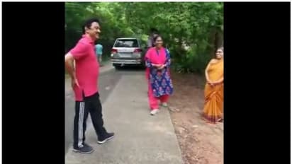 యవ్వనంగా కనిపించడానికి మీ సీక్రెట్ ఏంటీ?.. సిగ్గుపడుతూ సీఎం సమాధానం.. వీడియో వైరల్